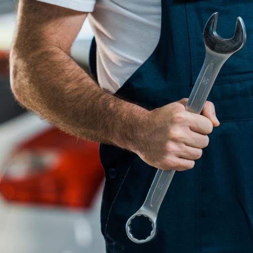 Mitarbeiter von KTZ reparieren Auto