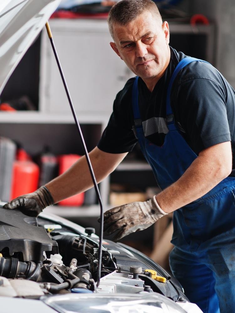 Mitarbeiter von KTZ reparieren Unfallwagen